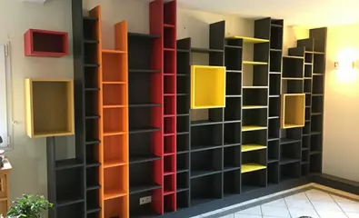 Conception et réalisation d'une bibliothèque multi couleur sur-mesure