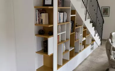 Création d'une bibliothèque sous escalier sur-mesure image 3