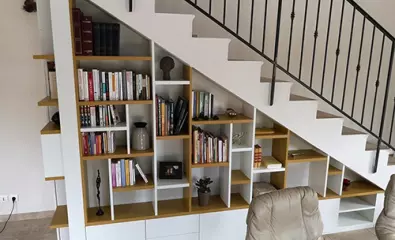 Création d'une bibliothèque sous escalier sur-mesure