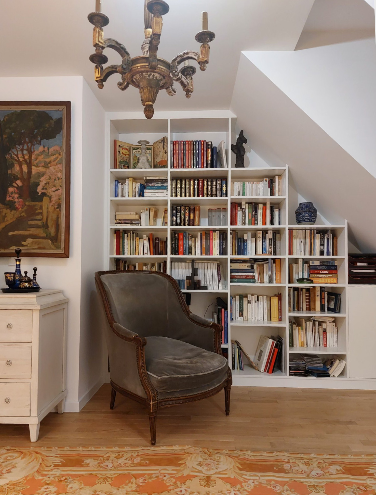 Bibliothèque sous-pente sur-mesure blanche image 2